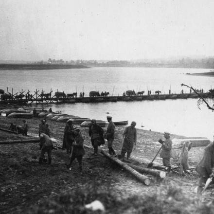 Colonna  tedesca che attraversa un ponte temporaneo sul fiume Dvina, Lettonia. IWM Q 86750