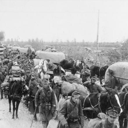 Truppe austro-ungariche lungo la strada Udine-Codroipo, 29/31 ottobre 1917. © IWM (Q 61020)