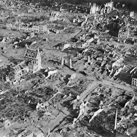 Ypres fotografata da un pallone di osservazione il 31 ottobre 1917. © Australian War Memorial P08577.003