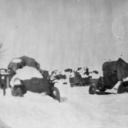 Autoblindate della Russian Armored Car Division coperte dalla neve. Probabilmente in Galizia, 1 novembre 1917. © IWM (Q 109727)