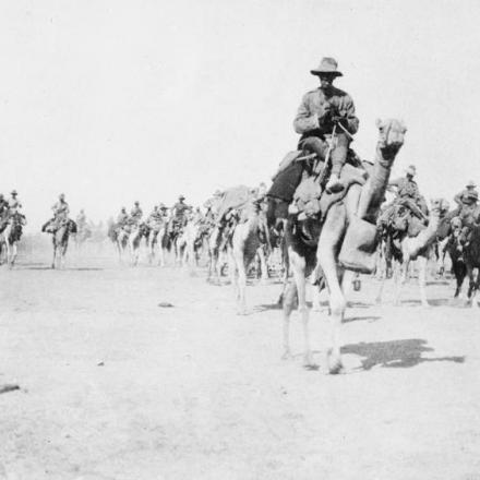 La Imperial Camel Corps Brigade fuori Beersheba, 1 novembre 1917. © IWM (Q 13159)