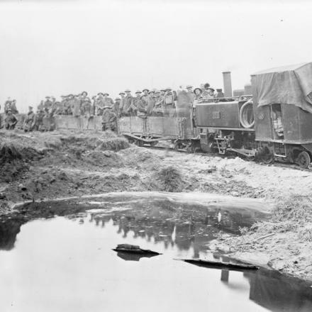 I pionieri del 1 ° battaglione australiano a bordo di un treno leggero durante la terza battaglia di Ypres, il 2 novembre 1917. © IWM (E(AUS) 1216)