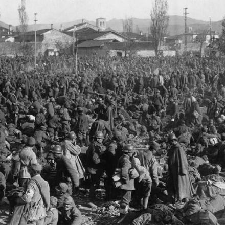 Moltitudine di prigionieri italiani tenuti all'aperto a Vittorio, nel novembre del 1917. © IWM (Q 86118)