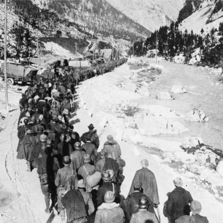 Prigionieri italiani catturati sul fiume Tagliamento, il 4 novembre 1917. © IWM (Q 60416)