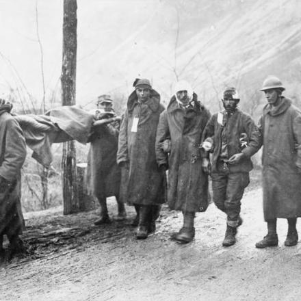 Feriti italiani nei combattimenti sul fiume Tagliamento, forzato il 4 novembre 1917.© IWM (Q 60455)