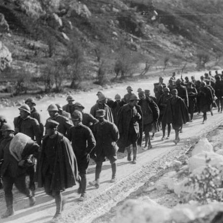 Colonna di prigionieri italiani, presi in combattimento nei pressi di Cividale del Friuli, novembre 1917. © IWM (Q 86113)