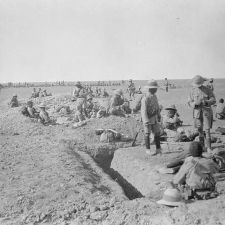 L'8 ° Grukha Rifles, occupa trincee turche catturate nei pressi di Tikrit, il 7 novembre 1917. © IWM (Q 24431)