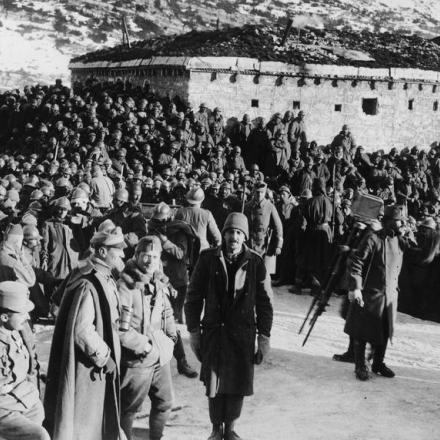 Prigionieri italiani tenuti all'aperto vicino a Cividale del Friuli, nel novembre del 1917. © IWM (Q 86107)