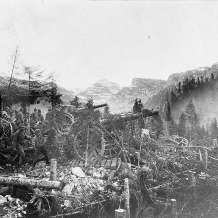 Una batteria di artiglieria austro-ungarica da 15 cm in azione sul Piave. © IWM Q 60411