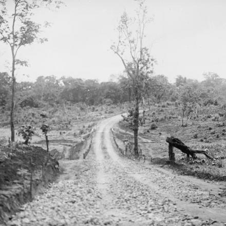 Ponte e strada realizzati dal 2nd Road Corps, vicino a Ndanda © IWM Q 15627