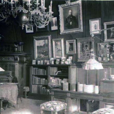 Lo studio di Nicola II al Palazzo di Tsarskoye Selo in una foto antecedente il 1918 - Author unknown, public domain