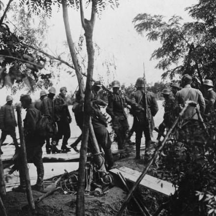 Prigionieri italiani sul Piave. © IWM (Q 86122)