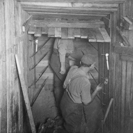 La seconda Australian Tunnelling Company al lavoro sottoterra. 14 novembre 1917 a Nieuport Bains, Belgio. © IWM E (AUS) 4621