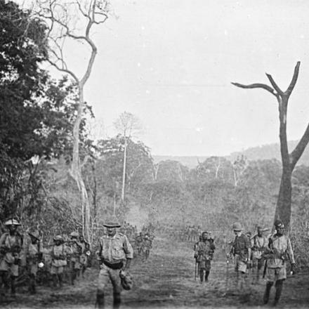 Campagna dell'Africa orientale tedesca . Truppe nigeriane in marcia sulla Lindi Line. © IWM Q 15484