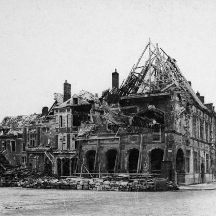 Municipio in rovina a Peronne, 10 novembre 1917. © IWM Q 78631