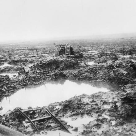 Battaglia di  Passchendaele: Un carro armato bloccato nel fango e abbandonato © IWM CO 2241