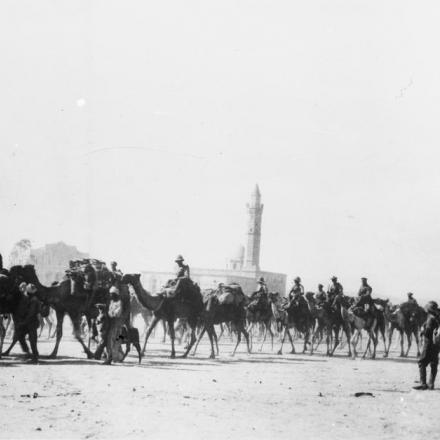 La Imperial Camel Corps Brigade in movimento verso Be'er Sheva; foto del 17 novembre 1917. © IWM (Q 13157)