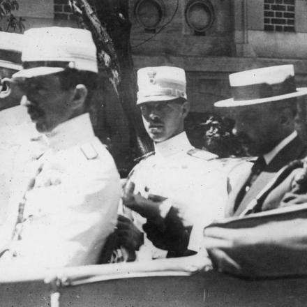 Re Alessandro di Grecia durante la sua visita a Salonicco il 19 novembre 1917. © IWM (Q 54533)