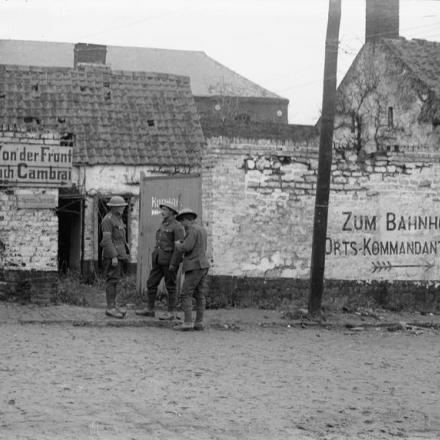 Rue de la Mairie a Marcoing, dopo essere stata presa dalla 29a divisione, il 20 novembre 1917. © IWM (Q 3196)