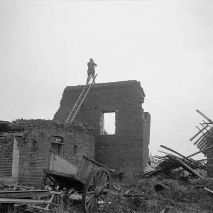 Ufficiale di osservazione di artiglieria in cima a un muro in rovina a Havrincourt, il 20 novembre 1917. © IWM (Q 3205)