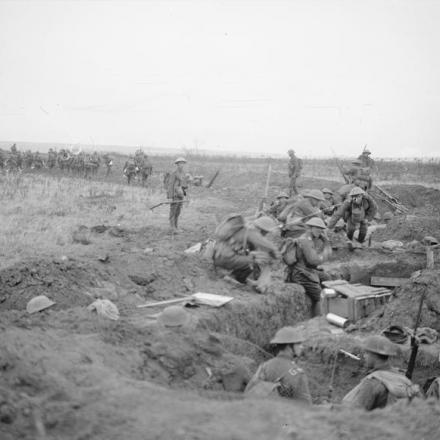 11th Royal Inniskilling Fusiliers in una trincea tedesca catturata vicino a Havrincourt, 21 novembre 1917. © IWM Q 3176