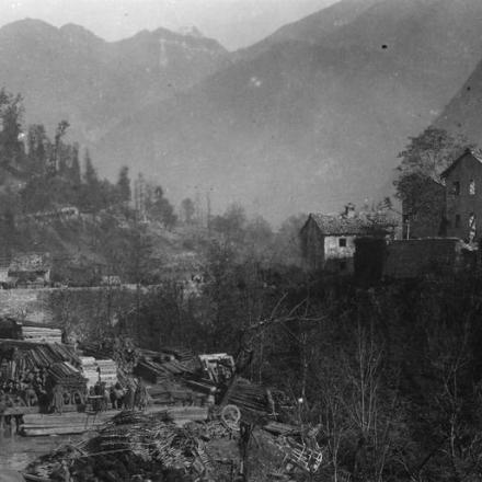 Una colonna di trasporto austro-ungarica che attraversa uno dei villaggi italiani in montagna, novembre 1917. © IWM Q 86168