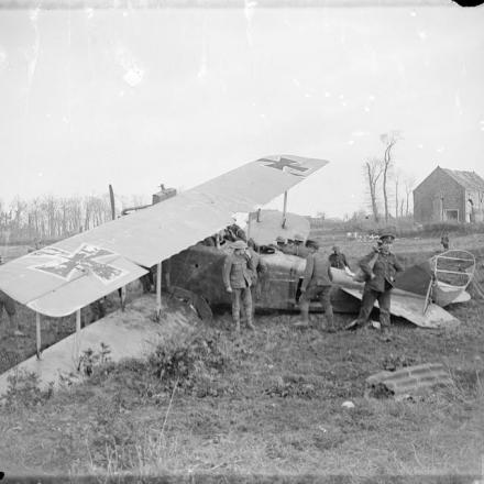 Un biplano biposto tedesco della DFW abbattuto davanti a Flesquieres, il 23 novembre 1917. La croce di identificazione tedesca è stata tagliata dalla fusoliera. © IWM Q 11895