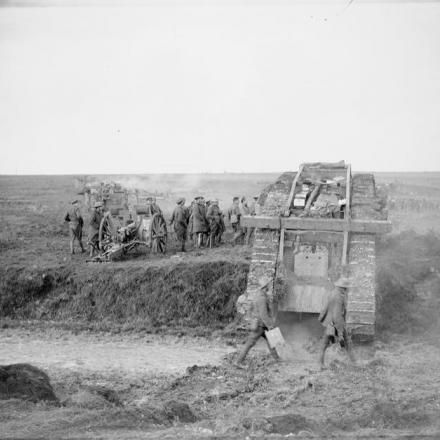 Un carro armato del battaglione 'G', Tank Corps, 40a divisione, diretto all'attacco a Bourlon Wood oltrepassa dei cannoni da campo tedeschi catturati a Graincourt 23 novembre 1917. © IWM Q 6337