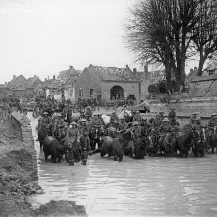 Uomini della 235ª brigata che rinfrescano i loro cavalli a Flesquieres, 24 novembre 1917© IWM (Q 6320)
