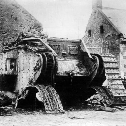 Carro armato inglese distrutto durante la battaglia di Cambrai Bundesarchiv, Bild 183-R27012 _ CC-BY-SA