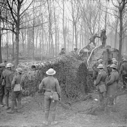 Un carro armato del battaglione "C" che trasporta un cannone  da 15 cm preso ai tedeschi. Bosco a est di Ribecourt sulla Marcoing Road, 29 novembre 1917. Notare la rete mimetica sopra il cannone. © IWM Q 6357