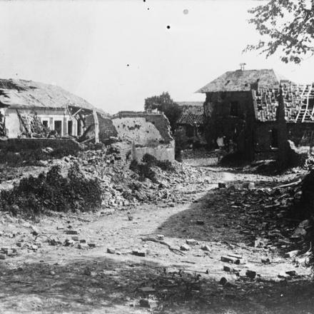 Rovine nel villaggio di La Vacquerie. © IWM Q 45639