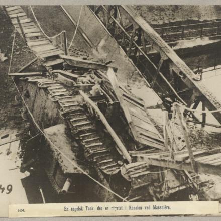 Un carro armato inglese che si è schiantato nel canale a Massniére. © National Library of Denmark object178378_en  CC BY-NC-ND
