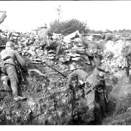 Francia, La Vacquerie. Truppe d'assalto tedesche nelle trincee © Bundesarchiv, Bild 104-0822 _ CC-BY-SA 3.0