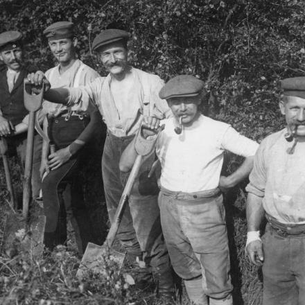 Prigionieri di guerra tedeschi che lavorano la terra in Inghilterra © IWM Q 54200