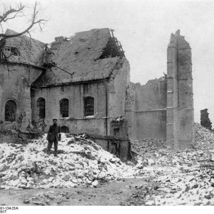 Francia, vicino a Cambrai, una chiesa distrutta. © Bundesarchiv, Bild 46-1981-134-25A_CC-BY-SA 3.0