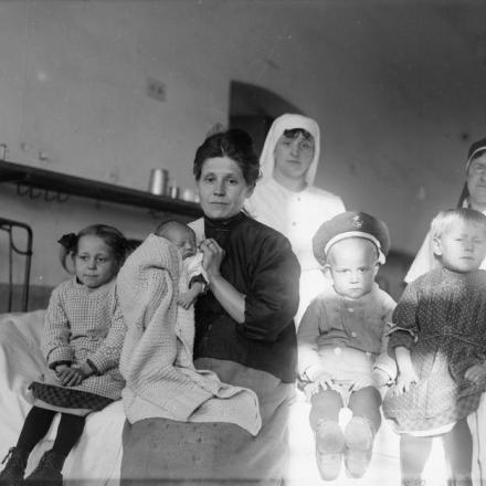 Una famiglia di rifugiati di Masnieres, in ospedale ad Amiens, il 4 dicembre 1917. © IWM Q 6350