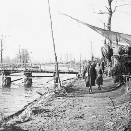 Truppe francesi sulle rive del Canale dell'Aisne a Berry-au-Bac, 5 dicembre 1917. © IWM Q 69922