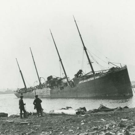 La SS Imo arenata sul lato del porto di Dartmouth dopo l'esplosione a Halifax ©  Nova Scotia Archives and Records Management - Author unknown public domain