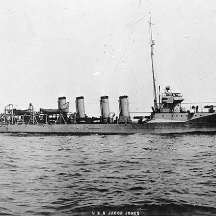 Il cacciatorpediniere della marina statunitense USS Jacob Jones in navigazione nel 1916 © U.S. Navy - Official U.S. Navy photo NH 52123