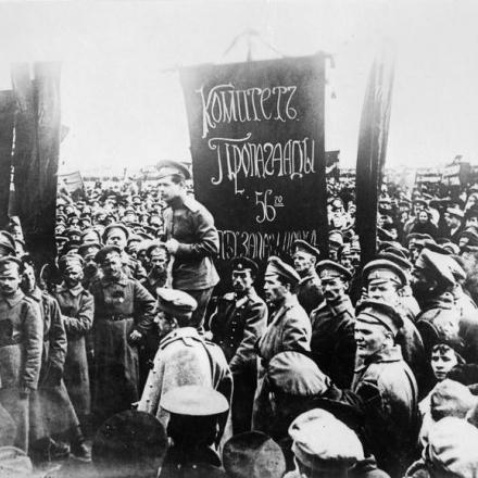 Un capitano del comitato del 56 ° reggimento russo che si rivolge ai soldati a Kronstadt il 7 dicembre 1917 . Lo striscione recita "Vogliamo terra, libertà e pace". © IWM Q 103662