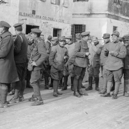 Truppe britanniche, francesi e italiane in una città italiana, dicembre 1917. Fotografia probabilmente scattata a Fontaniva (Padova) dopo l'arrivo delle truppe britanniche in Italia. © IWM Q 26530