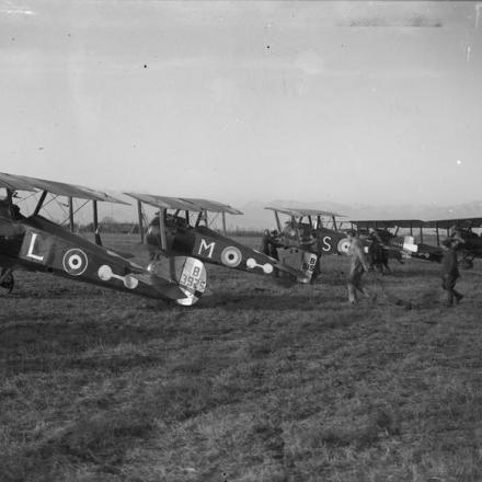 I biplani Sopwith Camel dello squadrone n. 45 Roial Flyng Corps schierati in un aeroporto italiano © IWM Q 26582