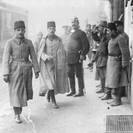Enver Pasha, il comandante in capo turco, in arrivo al quartier generale del feldmaresciallo August von Mackensen a Bucarest per i negoziati di armistizio con la Romania, dicembre 1917 © IWM Q 23856