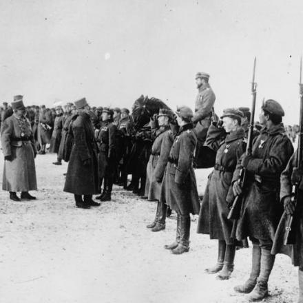 L'imperatore Carlo I d'Austria-Ungheria ispeziona le truppe del Corpo ausiliario polacco a Bucovina, il 10 dicembre 1917. © IWM Q 112061