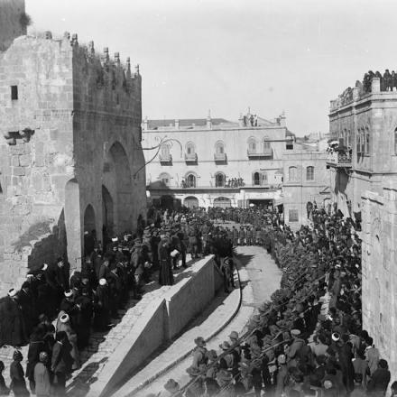 Il generale Allenby ascolta la lettura della Proclamazione dell'occupazione dai gradini alla base della Torre di David (El Kala, la Cittadella) Gerusalemme, 11 dicembre 1917. © IWM Q 12617