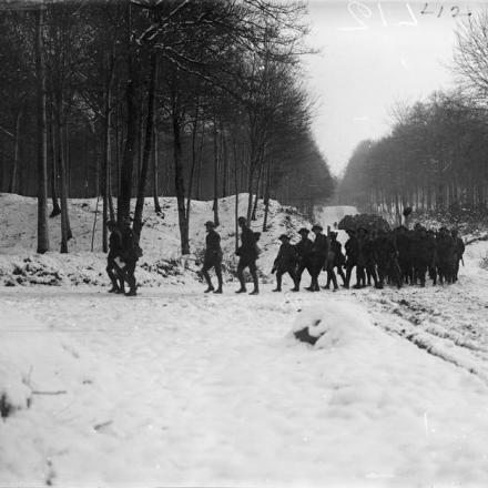 Truppe in marcia attraverso un bosco dopo una nevicata, vicino a Hesdin, 13 dicembre 1917. © IWM Q 8344