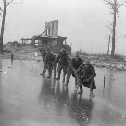 Soldati che si divertono a scivolare su uno stagno ghiacciato, vicino a Ypres, il 13 dicembre 1917. © IWM Q 8369