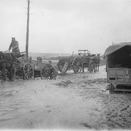Trasporti in difficoltà a causa delle buche di proiettili allagate dal fango e dalla pioggia sulla strada Aveluy-Albert, 16 dicembre 1917. © IWM (Q 3083)