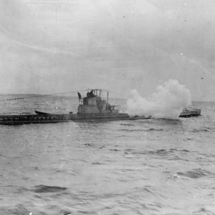 Un sottomarino tedesco  in azione con il cannone. © IWM Q 53038